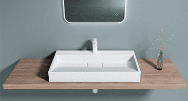 weißes Aufsatzwaschbecken eckig mit Hahnloch auf braunem Waschtisch